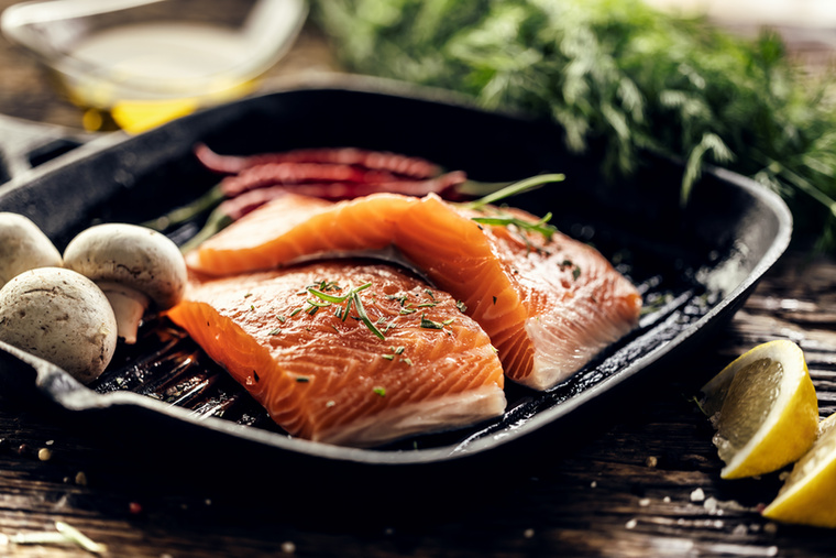 Zsíros halakA lazac, a makréla, a hering és a szardínia különösen értékes része lehet az étrendnek, mert sok bennük a hosszú láncú omega-3 zsírsav, vagyis az EPA és a DHA