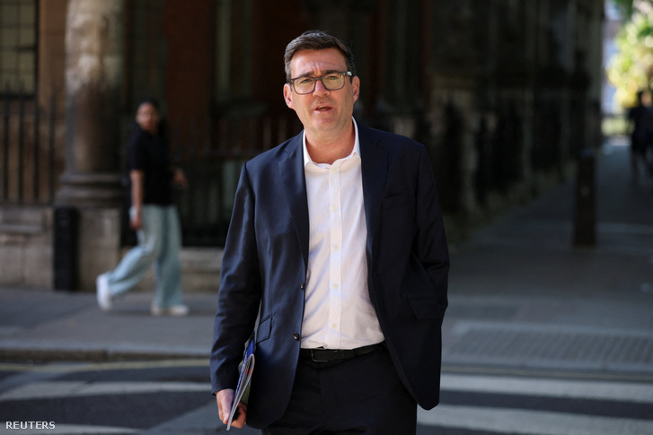 Andy Burnham, a Makerfield választókerület brit parlamenti képviselője (MP) megérkezik az LBC rádió Tonight with Andrew Marr című műsorának interjújára Londonban, 2026. július 2-án