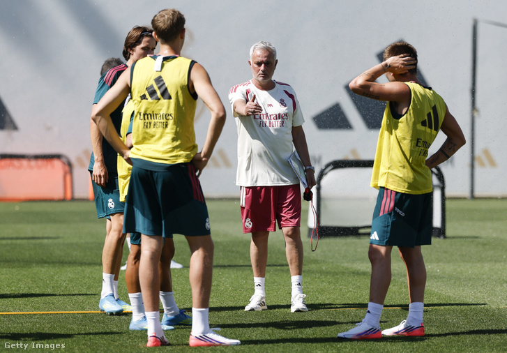 José Mourinho, a Real Madrid vezetőedzője irányítja a csapat edzését a Real Madrid Sportközpontban (Ciudad Real Madrid) 2026. július 13-án Madridban