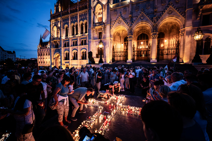 Csendes demonstrációt tartottak a Parlamentnél az Alaptörvény módosítása után, pár ellentüntetőt rendőrök kísértek arrébb