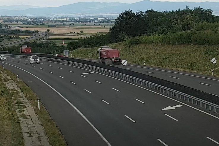 Ezt hogy? Úgy ment bele a kamionba a BMW-s az M30-ason, mintha ott se lett volna