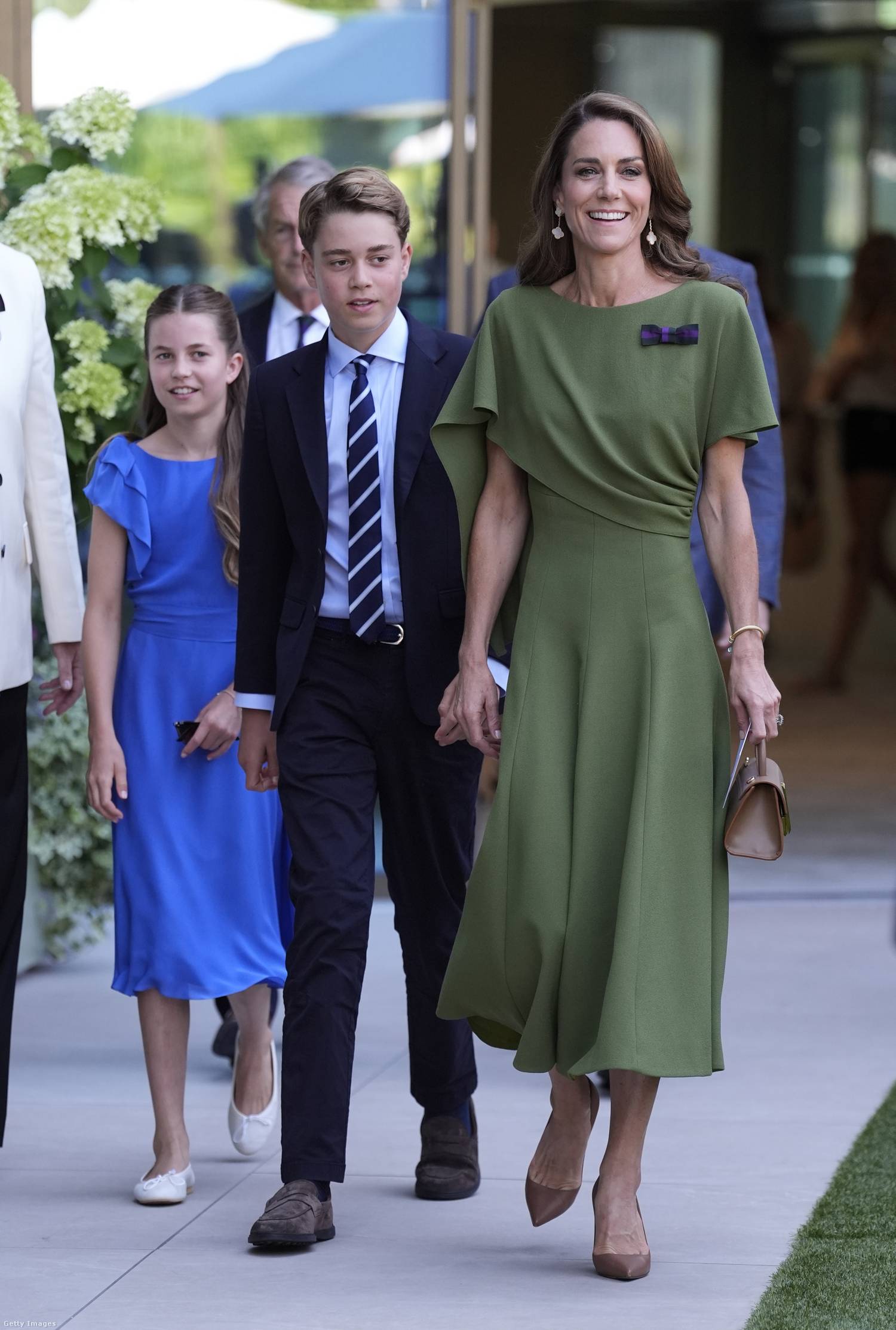 Katalin hercegné, György herceg és a háttérben Sarolta hercegnő Wimbledonban.