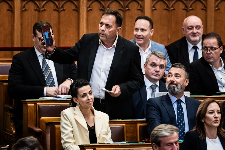 Pócs János felszólalása annyira felháborította a tiszásokat, hogy&nbsp;Magyar Péter vezetésével kivonultak az ülésről