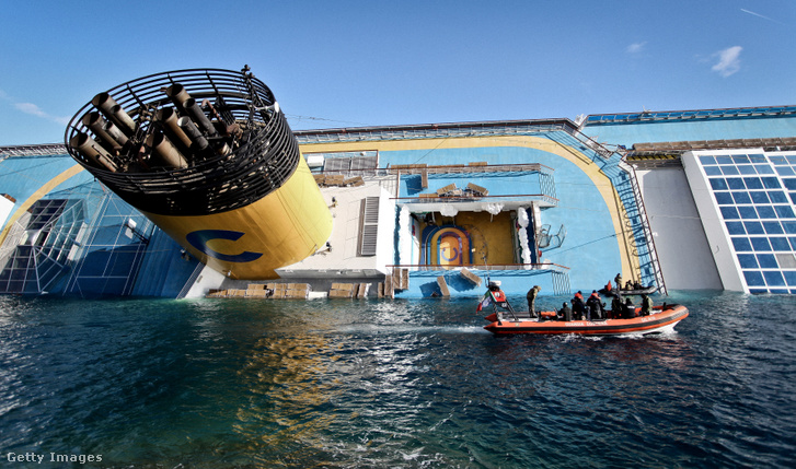 A Costa Concordia zátonyra futva fekszik Giglio szigetének partjainál 2012. január 15-én
