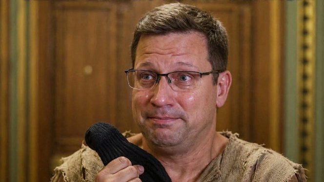 Orbán Viktor a vb-n szotyizik, Gulyás Gergely pedig Terence Hillként tűnik el a volt kormányfő mellől