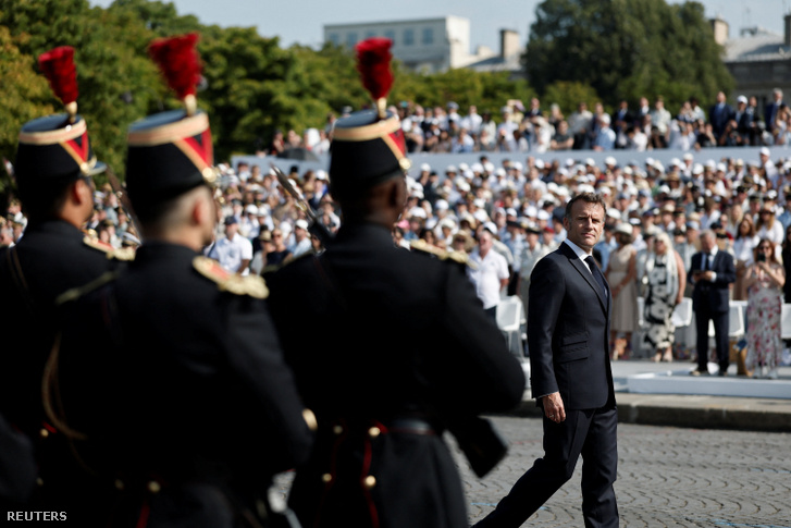 Emmanuel Macron a párizsi Place de la Concorde téren a Bastille-napi katonai parádén 2026. július 14-én