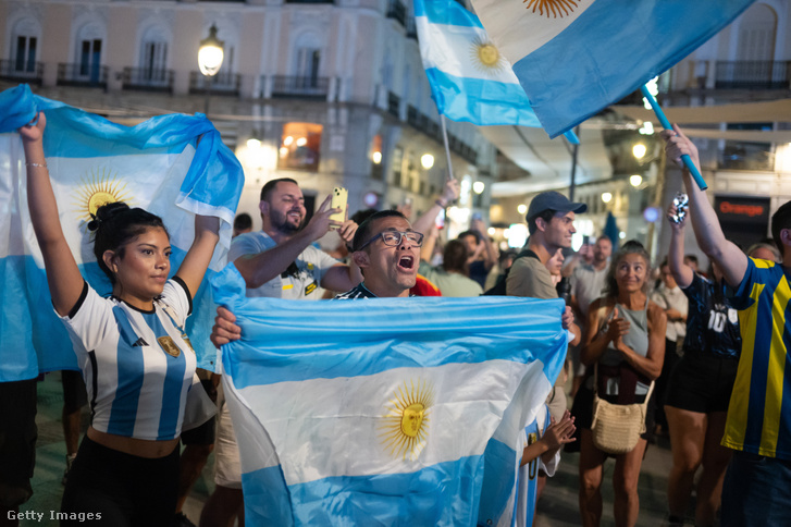 Argentin szurkolók Madridban 2026. július 13-án
