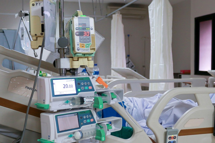 Ezrek imádkoznak a Százhalombattán rendőri intézkedés közben kómába esett Tamásért