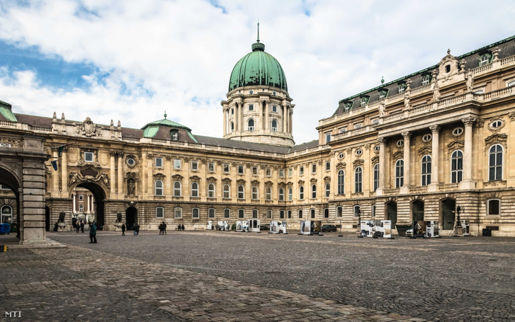 A Magyar Nemzeti Galéria épülete a Budavári Palotában az Oroszlános udvar felől