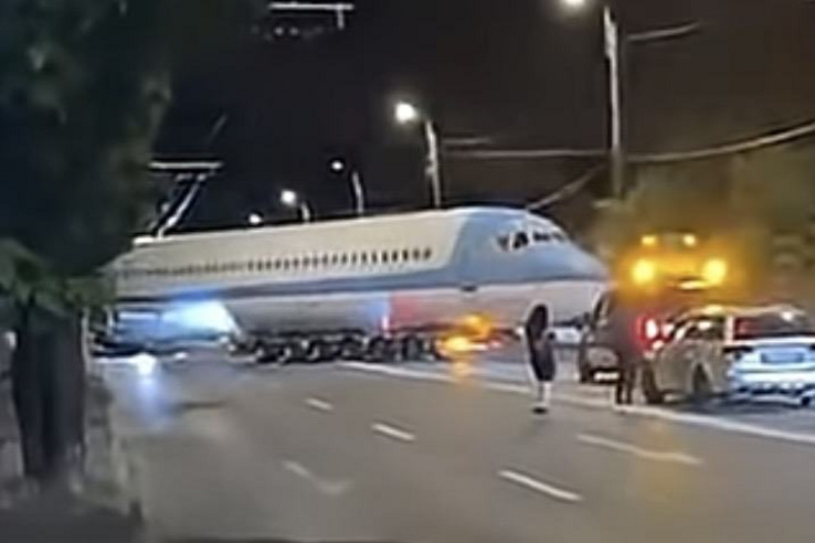 Videó: Utasszállító repülő szelte át Kolozsvár belvárosát