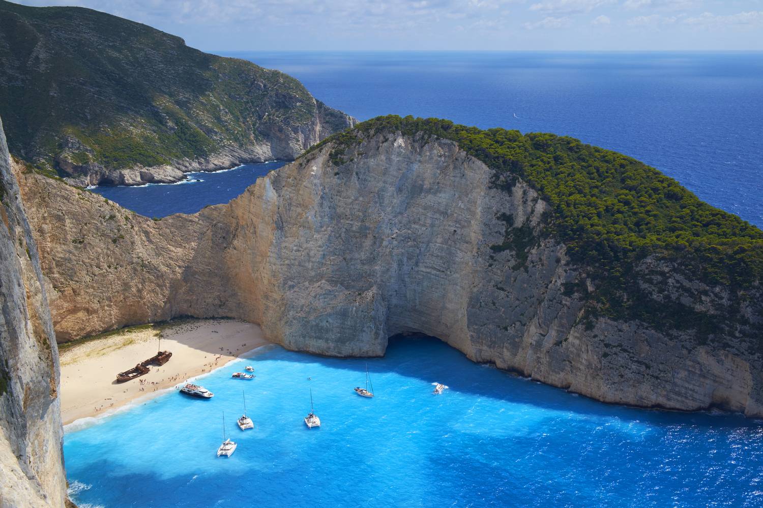 Navagio Beach a híres hajóroncs és a meredek fehér sziklák miatt az egyik legismertebb görög strand.