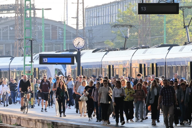 Halott fiatalok a vagon tetején – Ostobán sétált bele a 25 ezer voltba hat fiatal