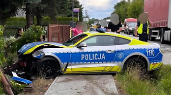 Összecsukták a lengyel rendőrség Mustangját