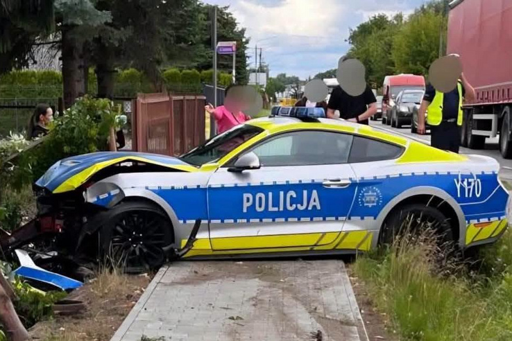 Összecsukták a lengyel rendőrség Mustangját