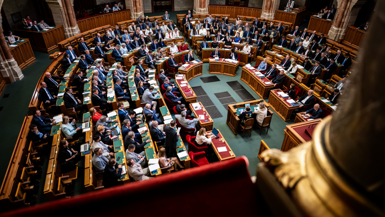 Abban a pillanatban, hogy összeverekednek a képviselők a parlamentben, életbe lép egy forgatókönyv