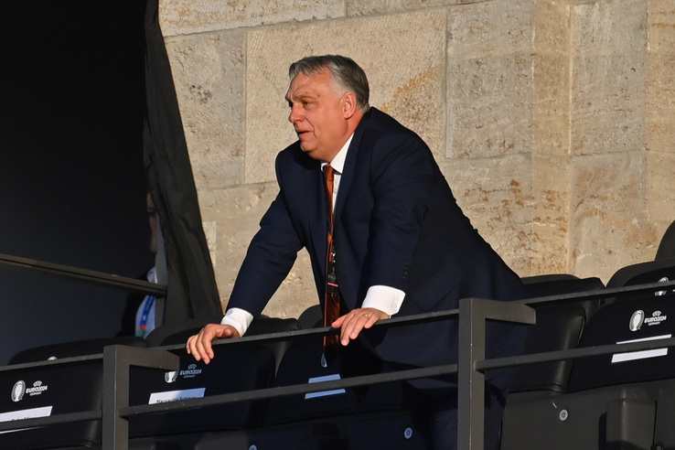 Megtalálták Orbán Viktort a&nbsp;lelátón, egy világhírű influenszer videóján éppen a&nbsp;fejét fogta