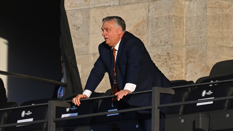 Megtalálták Orbán Viktort a lelátón, egy világhírű influenszer videóján éppen a fejét fogta