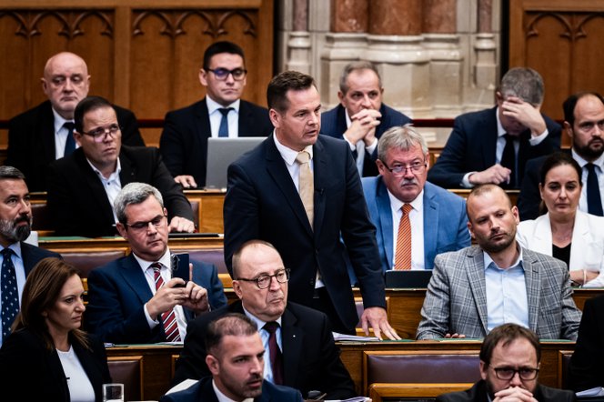 „Tudod, mi az a Micimackó, te bohóc?” – szólt be Németh Balázsnak Magyar Péter a parlamentben