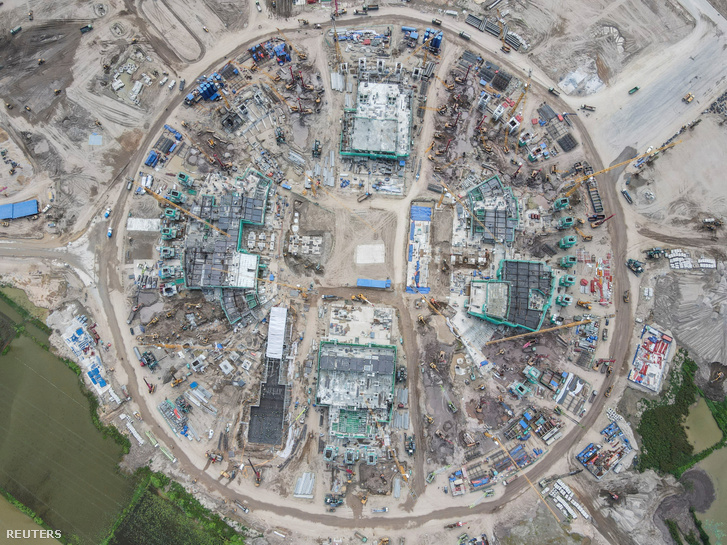 Drónfelvétel a Hung Vuong Stadion építési munkálatairól Hanoiban, Vietnámban, 2026. június 8-án