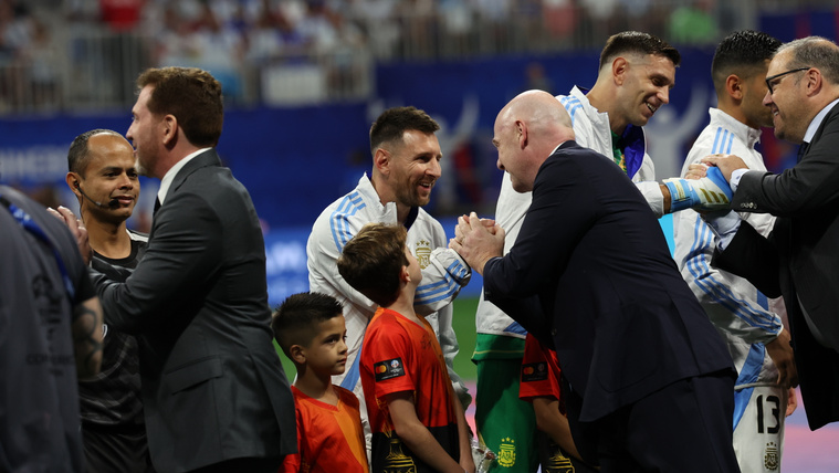 Messi után ezúttal a FIFA elnökén gúnyolódik kíméletlenül az internet világa