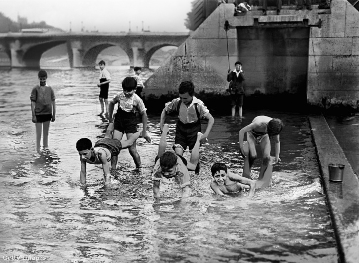 Gyermekek játszanak a Szajna vizében 1929-ben