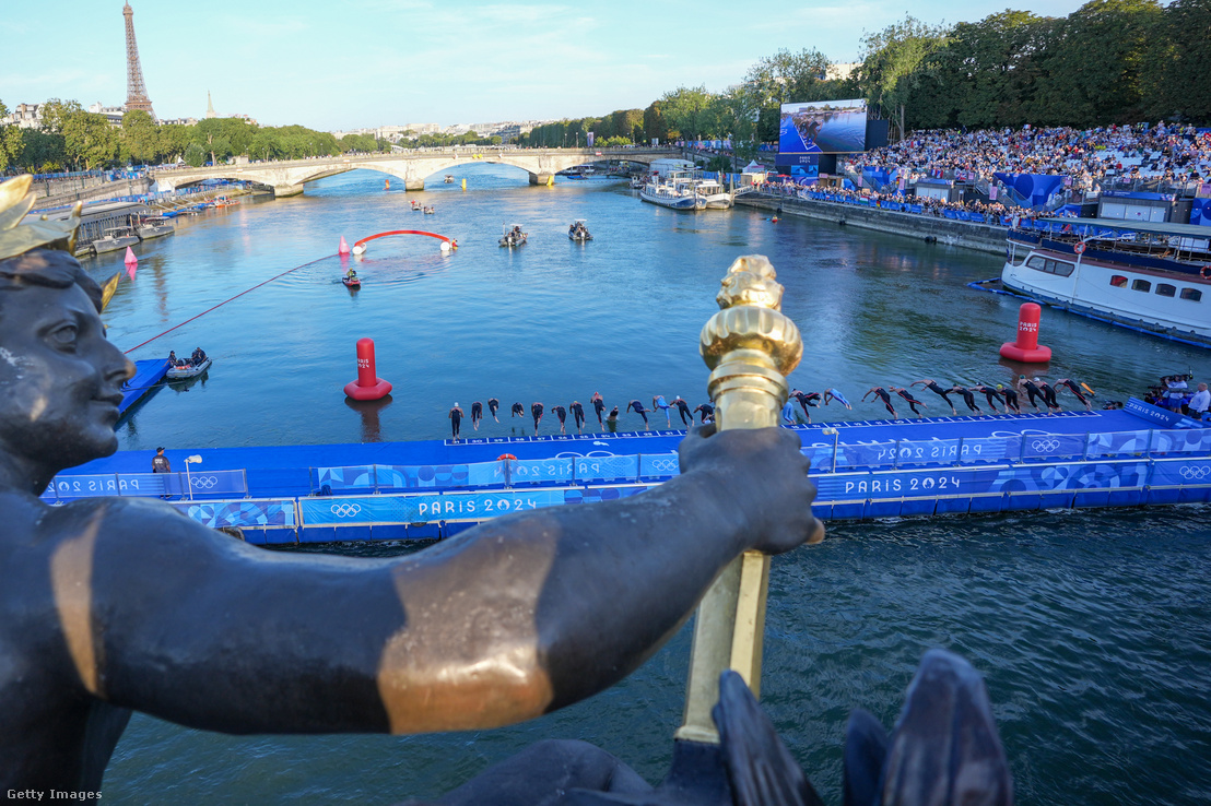 Sportolók versenyeznek a férfi 10 kilométeres nyíltvízi úszás során a 2024-es párizsi olimpiai játékok tizennegyedik versenynapján, a Pont Alexandre III közelében, Párizsban, Franciaországban, 2024. augusztus 9-én