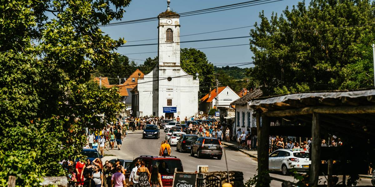 Megújul egy közterület Kapolcson, a Művészetek Völgyén kortárs szobrot is avatnak