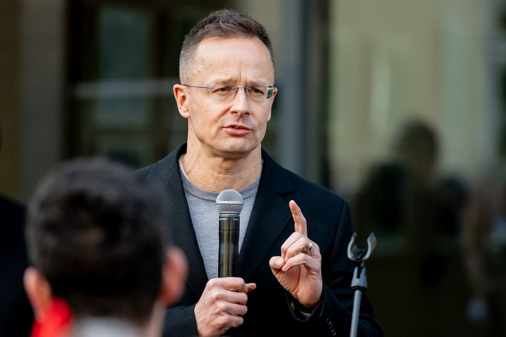 Szijjártó Péter lemond a parlamentben, egy kínai autógyártónál folytatja