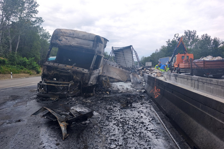 Lángoló kamion miatt teljes útzár az M3-ason, hatalmas a torlódás