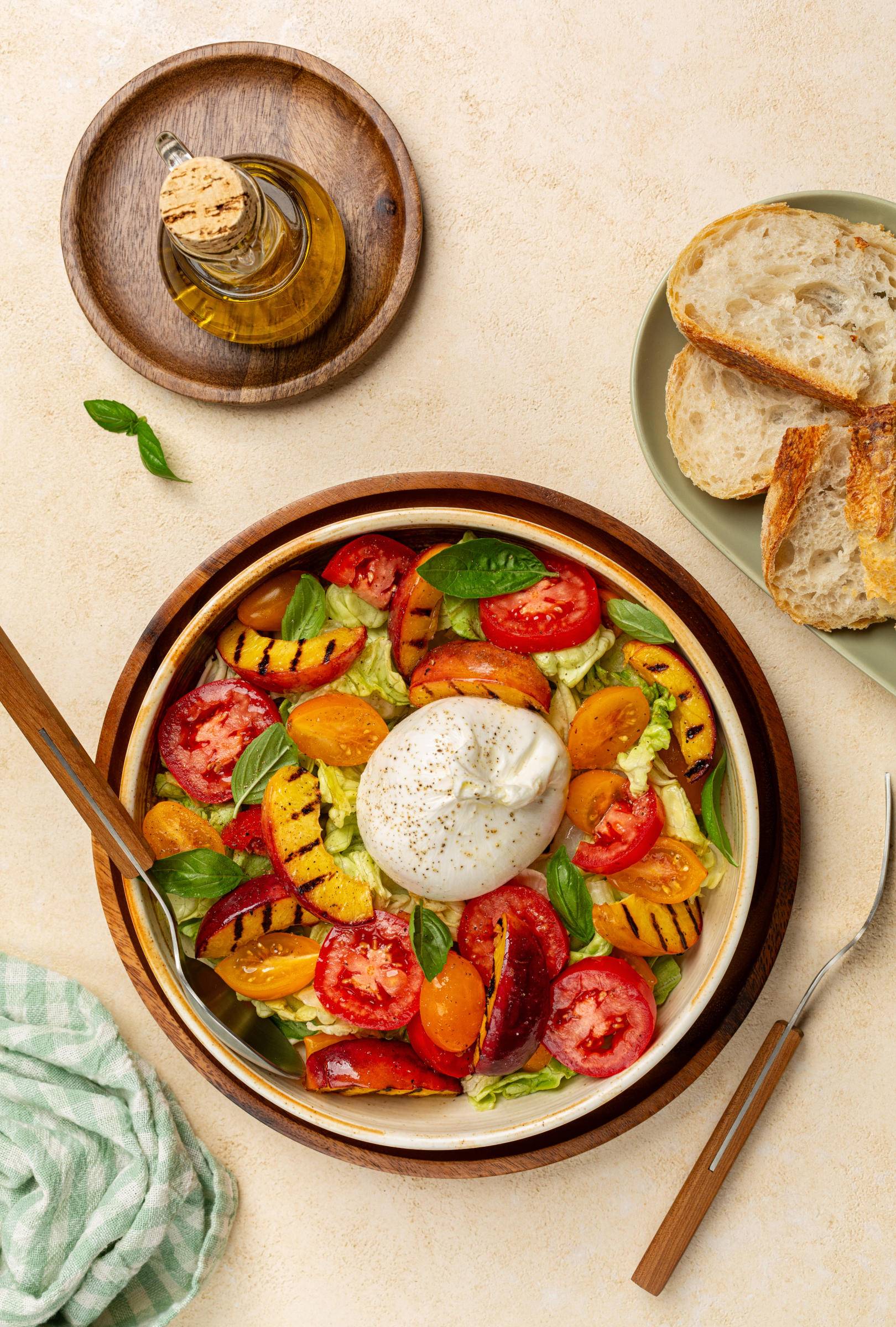 A barack és a burrata különleges, mediterrán hangulattal tölti meg a tányért.