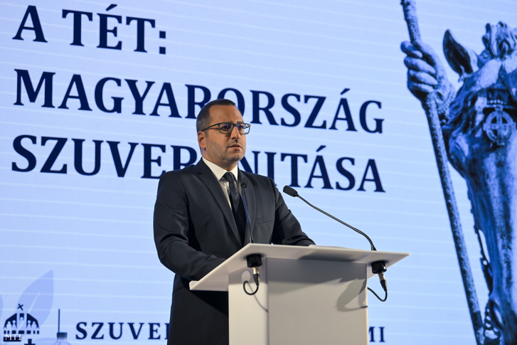 Lánczi Tamás, a Szuverenitásvédelmi Hivatal elnöke beszédet mond a Szuverenitásvédelmi Kutatóintézet A tét: Magyarország szuverenitása című konferenciáján Budapesten, a Márai Sándor Művelődési Házban 2026. március 16-án