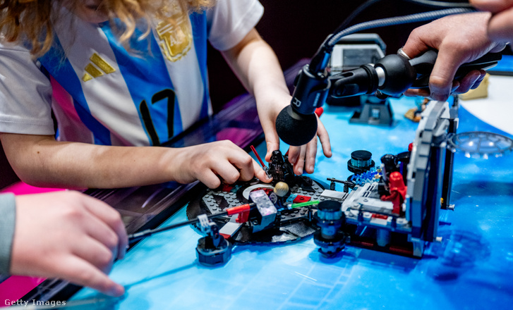 Illusztrációnkon gyerekek LEGO-val játszanak