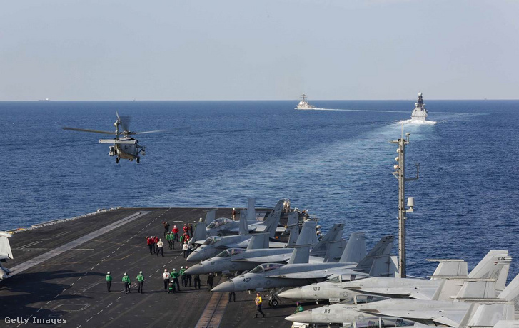 Illusztrációnkon az USS Abraham Lincoln (CVN–72) repülőgép-hordozó halad át a Hormuzi-szoroson