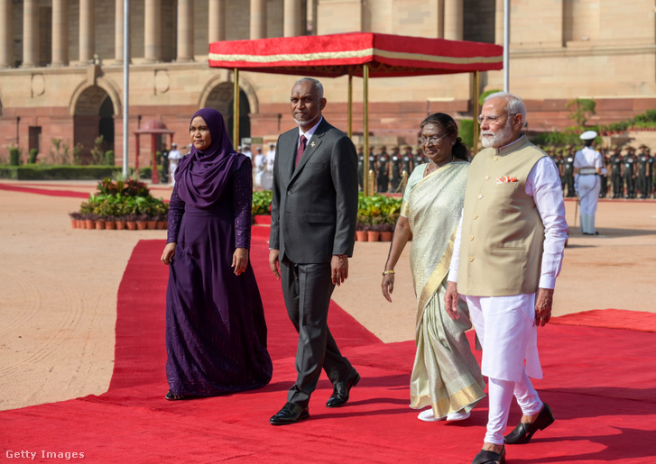 Szádzsida Mohamed first ladyt és férjét, Mohamed Muizzut indiai hivatalos látogatásukon Droupadi Murmu köztársasági elnök és Narendra Modi miniszterelnök fogadja Új-Delhiben 2024. október 7-én