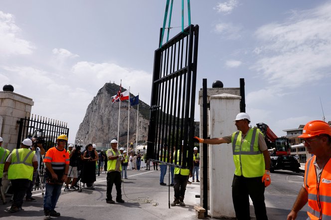 Lebontották Európa egyik utolsó határfalát, megnyílt az út Gibraltár és Spanyolország között