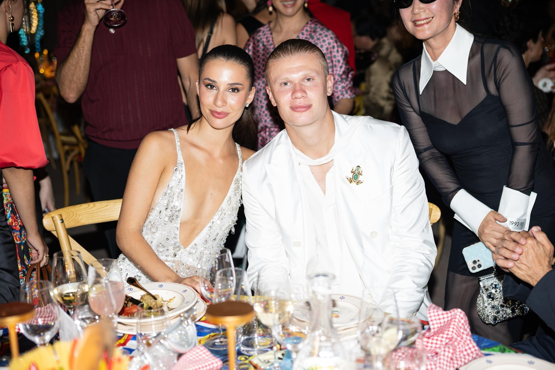Erling Haaland és párja, Isabel a Dolce & Gabbana luxus divatbemutatón jelentek meg közösen, ahol káprázatosan festettek mindketten.