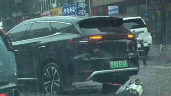 Kiszakadt a motor egy BYD-ból, de az autó ment tovább