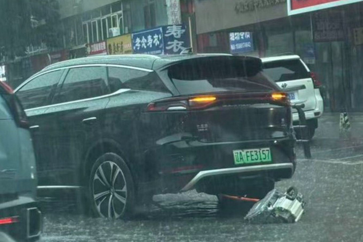 Kiszakadt a motor egy BYD-ból, de az autó ment tovább
