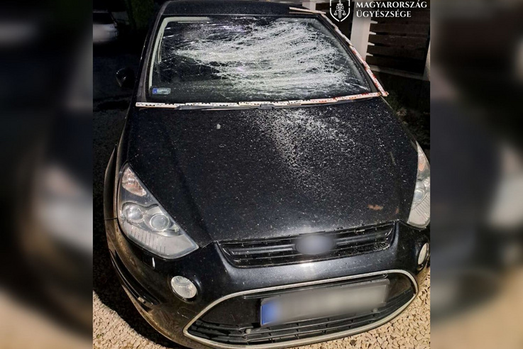 Kerti eszközökkel csépelte az autókat, majd megkóstolt egy rendőrt az ásós Rambo