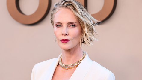 Charlize Theron lánya már gyönyörű tini: Jacksonnal az Odüsszeia premierjén pózolt