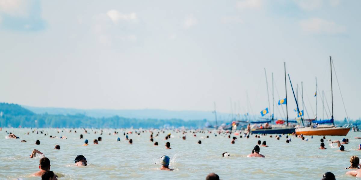Halasztják a Balaton-átúszást az időjárás miatt