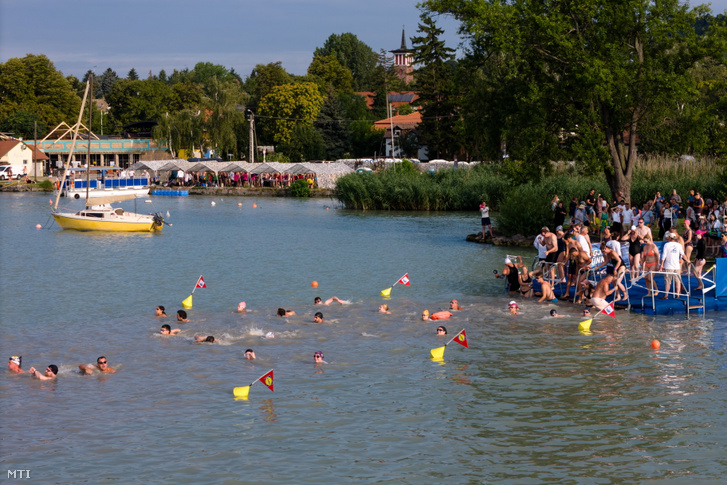 A 42. Lidl Balaton-átúszás résztvevői megkezdik az 52 kilométeres táv teljesítését Révfülöpnél 2024. július 21-én