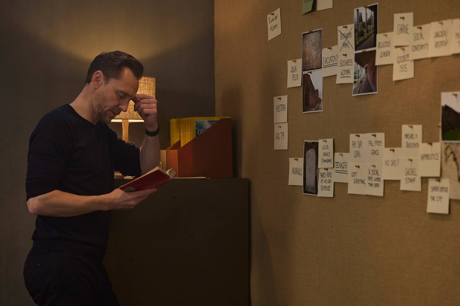 Tom Hiddleston a múlt nyomozójaként próbál meg válaszokat találni.