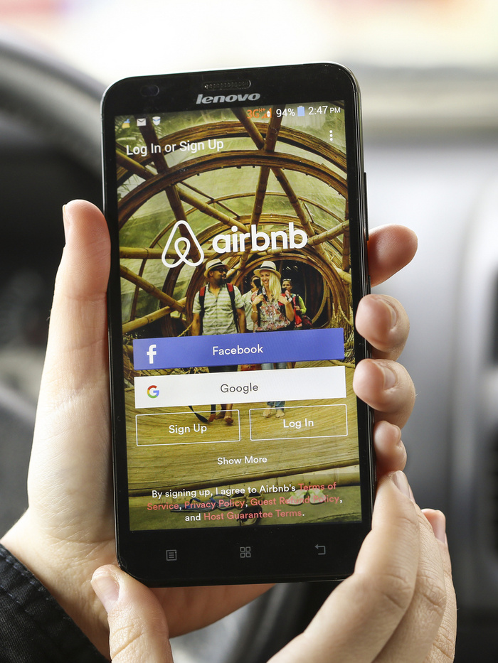 Sokkot kaptak az Airbnb-vendégek: saját magukról készült fotót találtak a falon