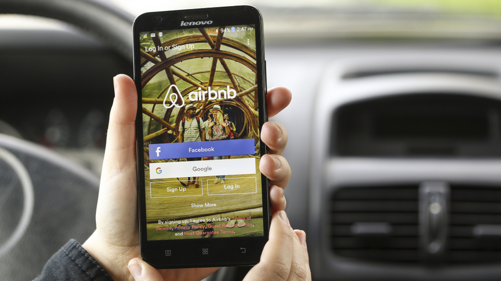 Sokkot kaptak az Airbnb-vendégek: saját magukról készült fotót találtak a falon