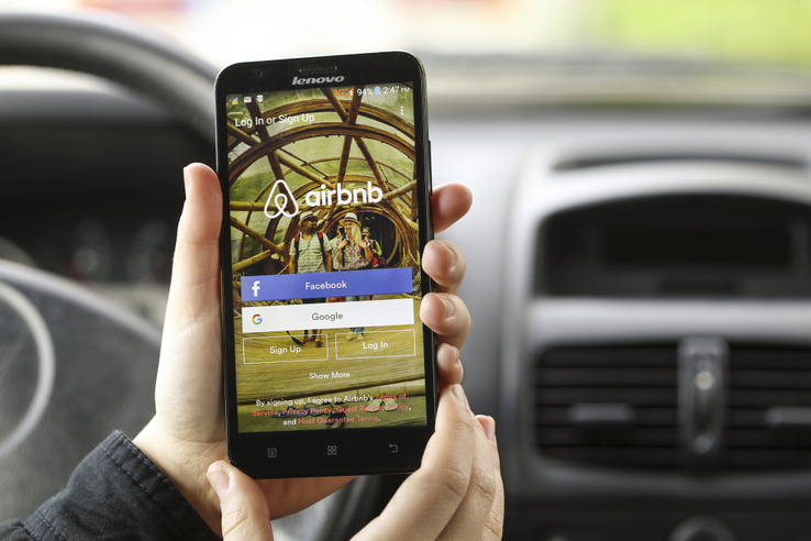 Sokkot kaptak az Airbnb-vendégek: saját magukról készült fotót találtak a falon