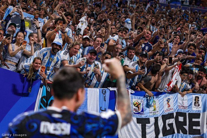 Lionel Messi és az argentin szurkolók