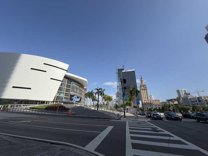 Két teljesen eltérő korszak szülöttje, mégis Miami belvárosának két meghatározó eleme: a Heats kosárcsarnoka (balra) és az egykoron újságszerkesztőségnek épül Freedom Tower jobbra...