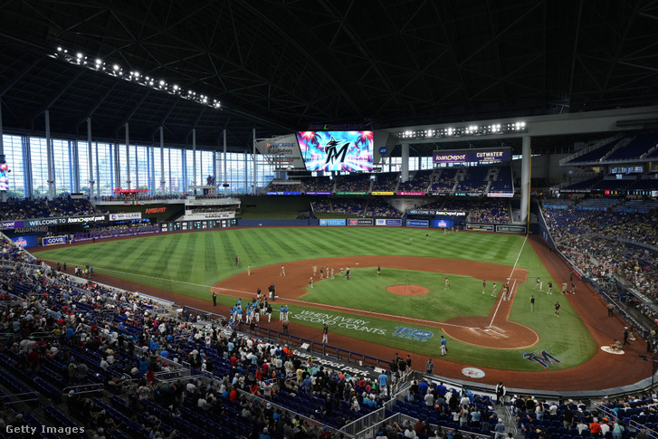 A Marlins otthona – csukott tetővel