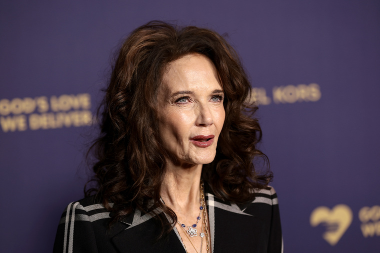 Bár legendás jelmeze alig hagyott valamit a képzeletre, Carter határozottan visszautasította azt a vélekedést, hogy Wonder Woman túl szexi ahhoz, hogy feminista ikon lehessen.„Ő egy ikonikus védelmező, egy archetípus